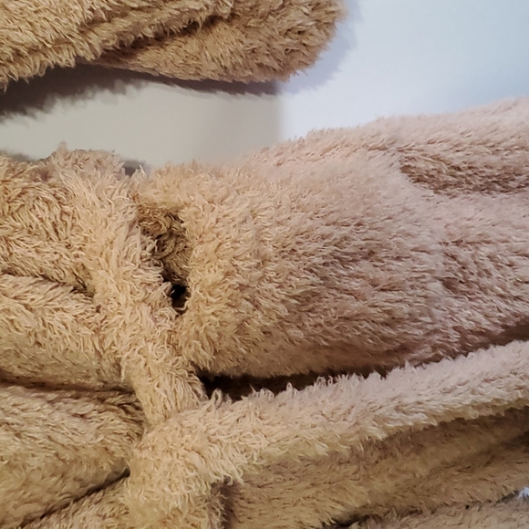 Natori Short Fluffy Belted Robe - Picture 6 of 9